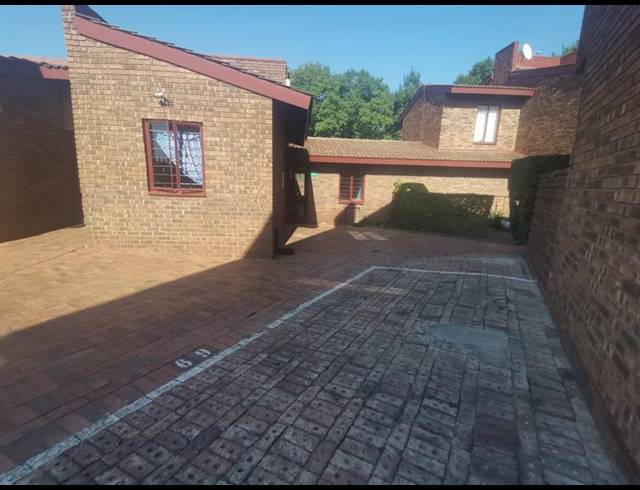 3 BEDROOM TOWNHOUSE FOR SALE IN THE HILL